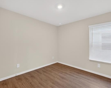 1413 Brook Lane - Photo Thumbnail 12