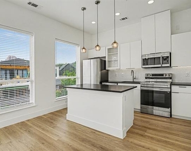2217 N Fitzhugh Avenue - Photo Thumbnail 14