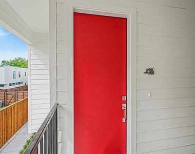 2217 N Fitzhugh Avenue - Photo Thumbnail 4