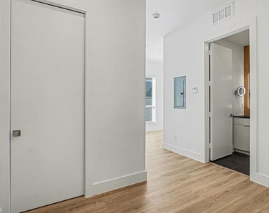 2217 N Fitzhugh Avenue - Photo Thumbnail 20
