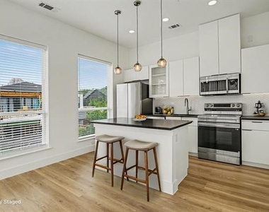 2217 N Fitzhugh Avenue - Photo Thumbnail 7