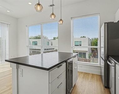 2217 N Fitzhugh Avenue - Photo Thumbnail 18