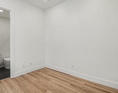 2217 N Fitzhugh Avenue - Photo Thumbnail 19