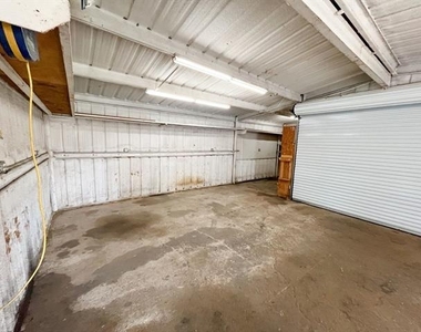 206 E 3rd Street - Photo Thumbnail 16