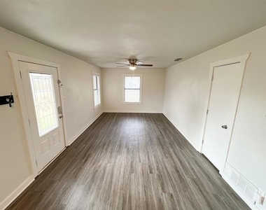 206 E 3rd Street - Photo Thumbnail 5