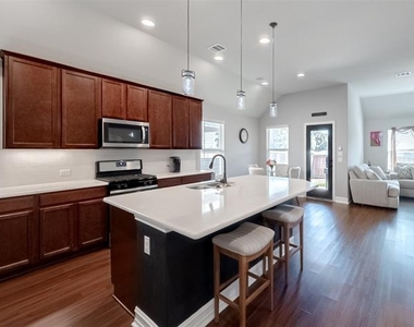 2507 Linwood Drive - Photo Thumbnail 7