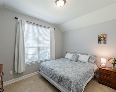 2507 Linwood Drive - Photo Thumbnail 3