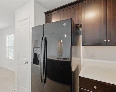 8400 High Robin Avenue - Photo Thumbnail 7