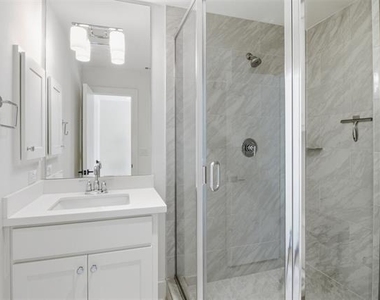 6345 Richmond Avenue - Photo Thumbnail 12