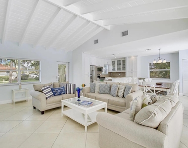 1310 Manor Drive - Photo Thumbnail 4