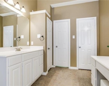 4624 Duval Drive - Photo Thumbnail 10