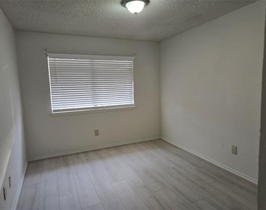 1617 Meridian Way - Photo Thumbnail 8