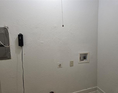 1617 Meridian Way - Photo Thumbnail 5