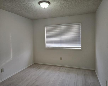 1617 Meridian Way - Photo Thumbnail 9