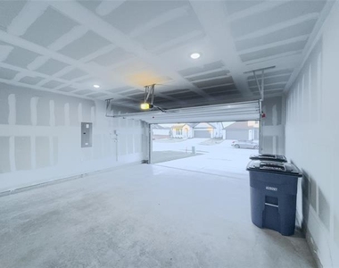 566 Silver Springs Lane - Photo Thumbnail 5