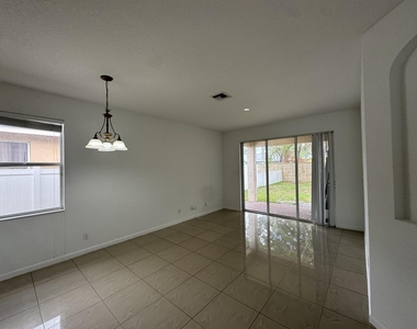 1804 Sw Jamesport Drive - Photo Thumbnail 8