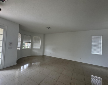 1804 Sw Jamesport Drive - Photo Thumbnail 3