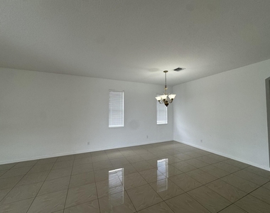 1804 Sw Jamesport Drive - Photo Thumbnail 5