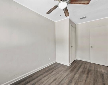 2717 Townsend Drive - Photo Thumbnail 17