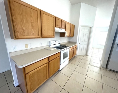1061 Sw Coleman Avenue - Photo Thumbnail 7
