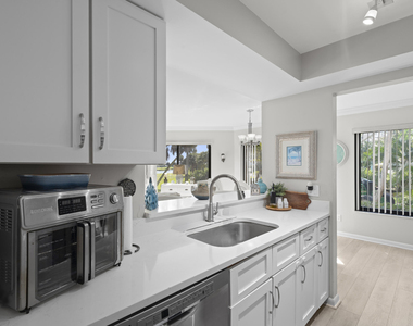 233 Ne Edgewater Drive - Photo Thumbnail 11