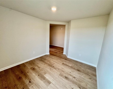 6100 Blackwood Courts - Photo Thumbnail 5