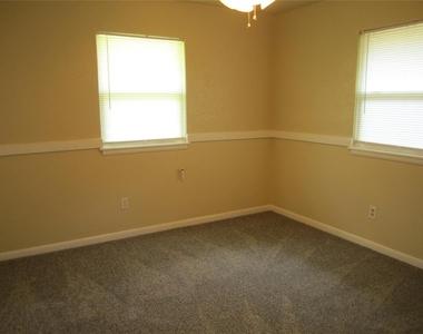 1530 Melrose Drive - Photo Thumbnail 18