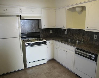 820 Russell Circle - Photo Thumbnail 3