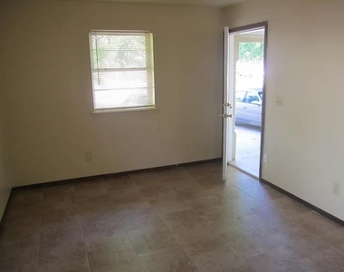 820 Russell Circle - Photo Thumbnail 2