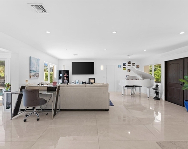 2948 Ne 35th Court - Photo Thumbnail 3