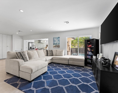 2948 Ne 35th Court - Photo Thumbnail 4