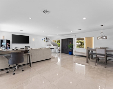 2948 Ne 35th Court - Photo Thumbnail 2