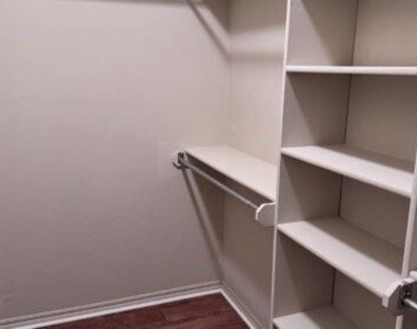1712 Riviera Lane - Photo Thumbnail 7