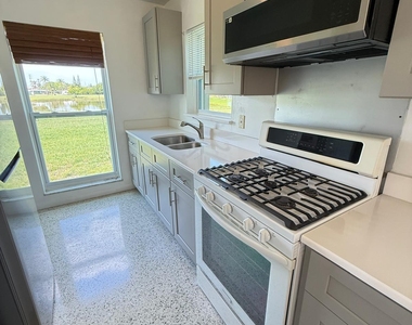 3231 Se Monte Vista Street - Photo Thumbnail 7