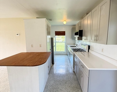 3231 Se Monte Vista Street - Photo Thumbnail 4