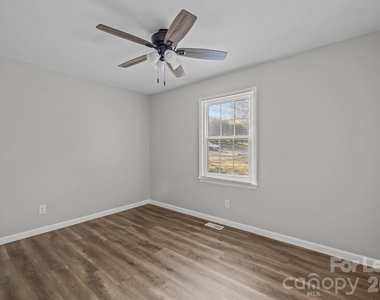 4800 Maplecrest Drive - Photo Thumbnail 16