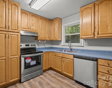4800 Maplecrest Drive - Photo Thumbnail 8