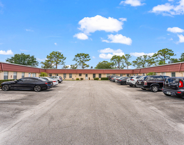 711 Laconia Circle - Photo Thumbnail 23