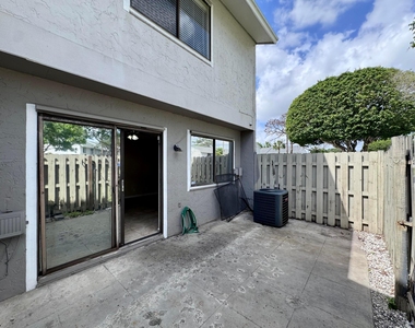 704 Riverside Drive - Photo Thumbnail 35