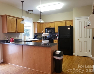 13019 West Douglas Park Drive - Photo Thumbnail 8