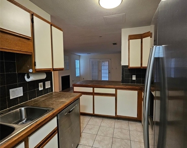 802 Selwyn Oaks Court - Photo Thumbnail 3