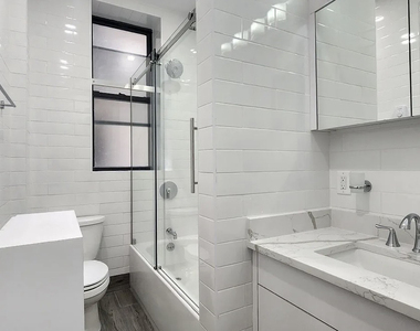 200 West 58th Street - Photo Thumbnail 3