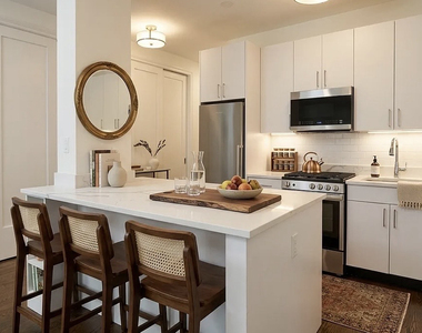 200 West 58th Street - Photo Thumbnail 2