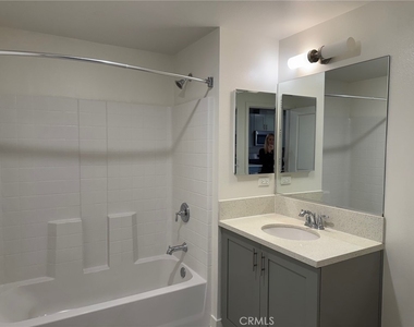 1025 S Berendo Street - Photo Thumbnail 14