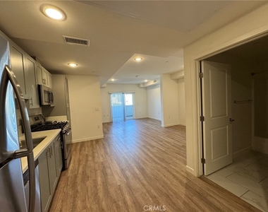 1025 S Berendo Street - Photo Thumbnail 3