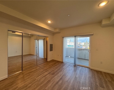1025 S Berendo Street - Photo Thumbnail 8