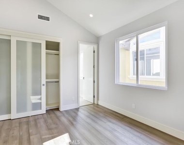 1908 Perry Avenue - Photo Thumbnail 11
