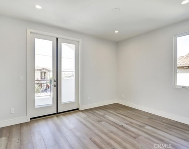 1908 Perry Avenue - Photo Thumbnail 8