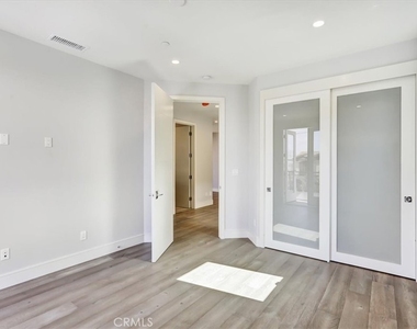 1908 Perry Avenue - Photo Thumbnail 7