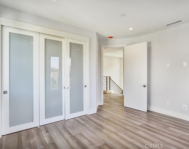 1908 Perry Avenue - Photo Thumbnail 9